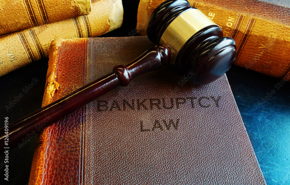 Gavel on bankruptcy Law books - obrazy, fototapety, plakaty 