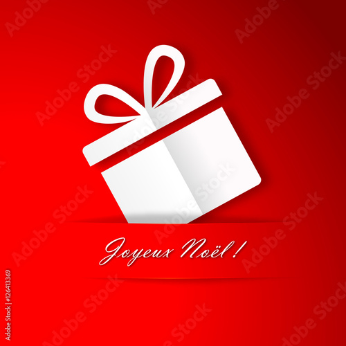 Cadeau en papier derrière un ruban rouge