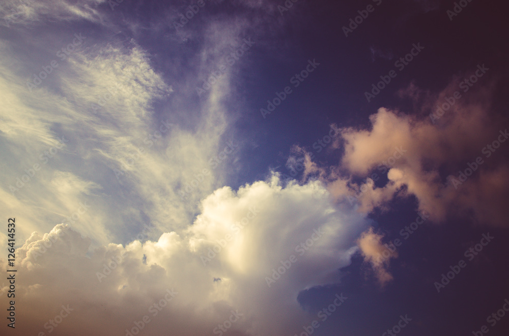 Obraz premium volumetric clouds at sunset