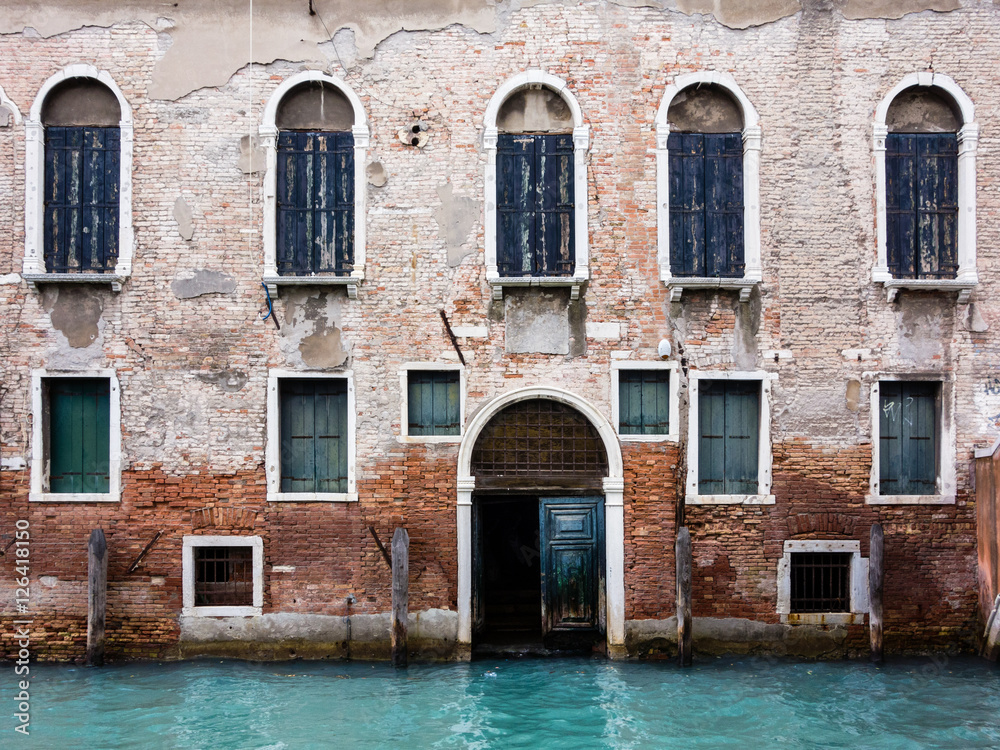 Venedig unter Wasser, Häuserfassade am Kanal