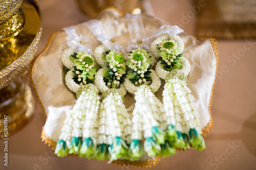 Obraz na płótnie wedding flower garland in white and green (soft focus)
