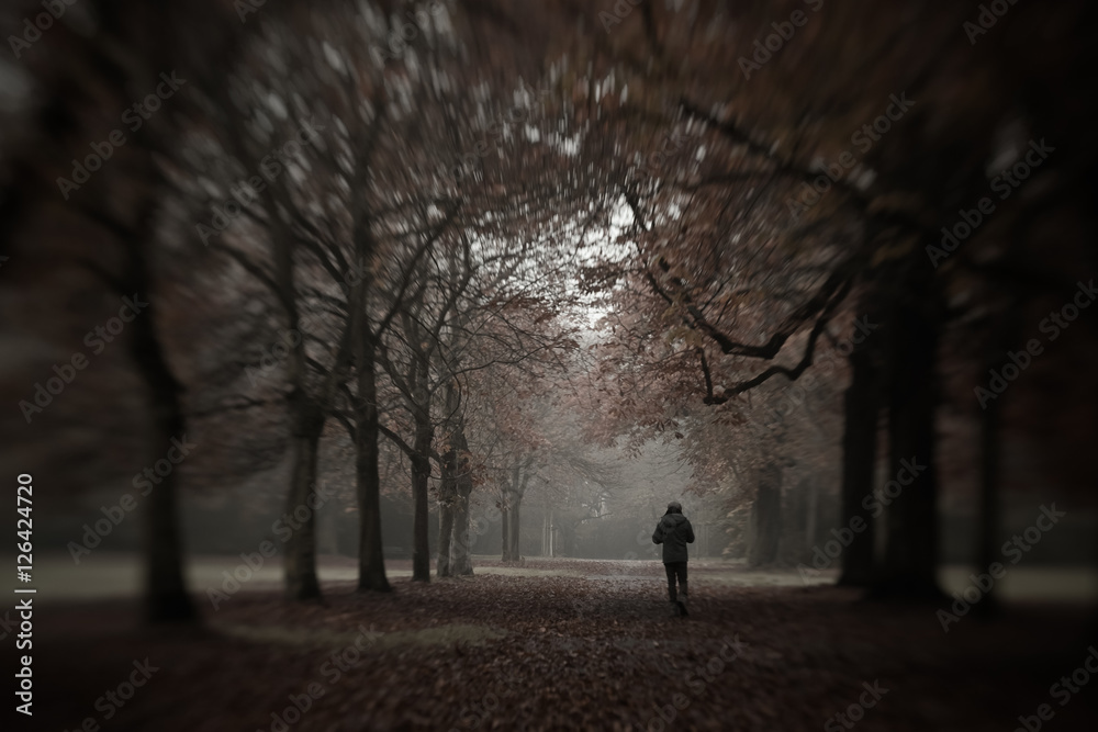 Depression - Mann läuft durch Herbstwald