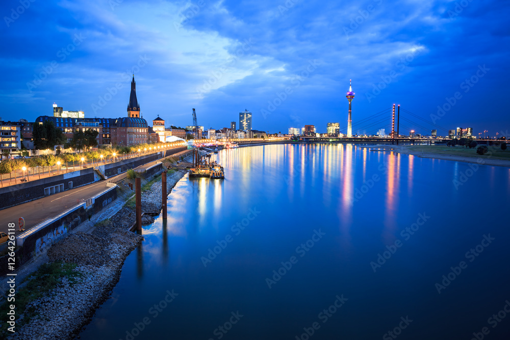 Fototapeta premium Dusseldorf by night