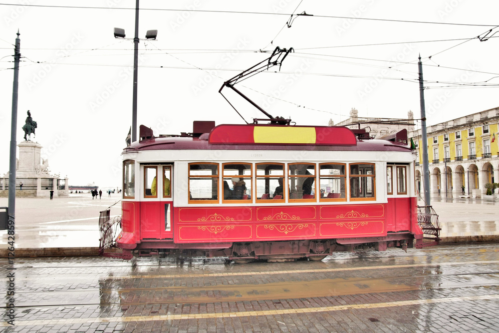 Lisbonne, tramway sur la place du commerce