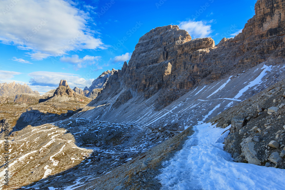 Obraz premium Hiking path in the dolomites