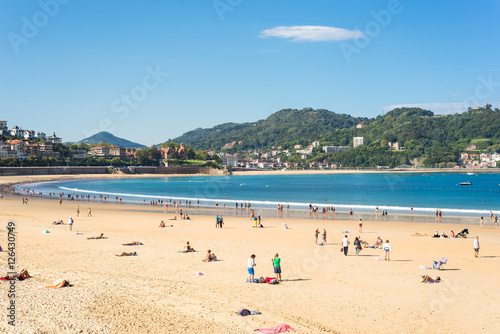 Donostia San Sebastian. The Beach of La Concha, a sand beach with shallow waters and tide. It is one of the most famous urban beaches in Europe © ksl