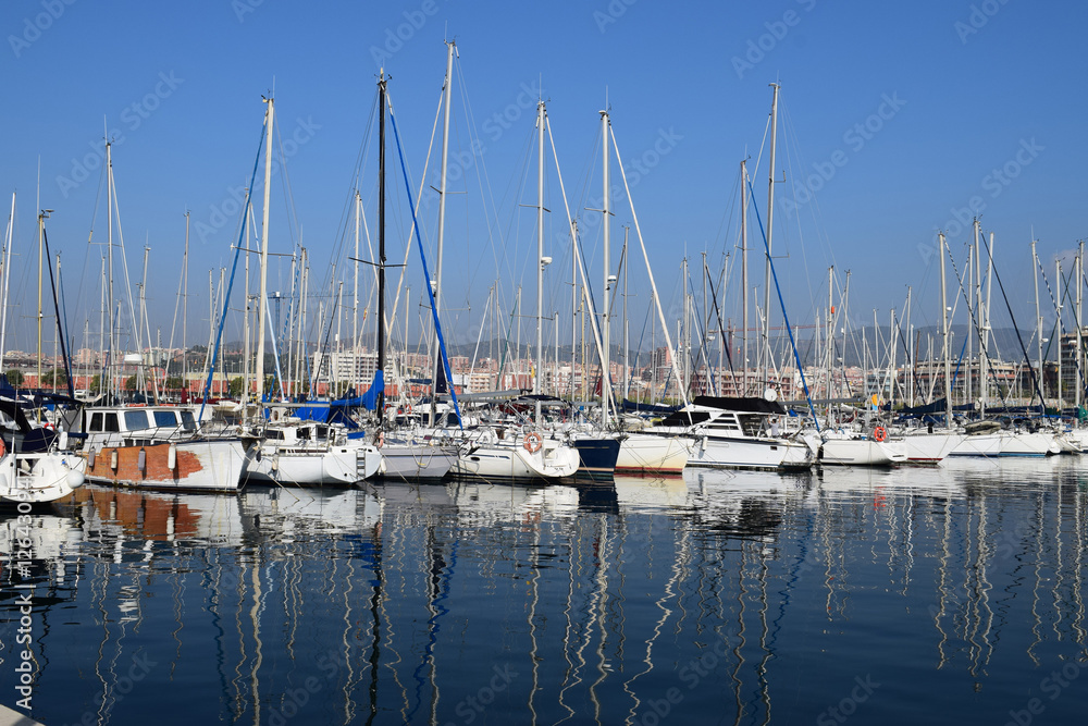 Barcos amarrados en el puerto de Badalona
