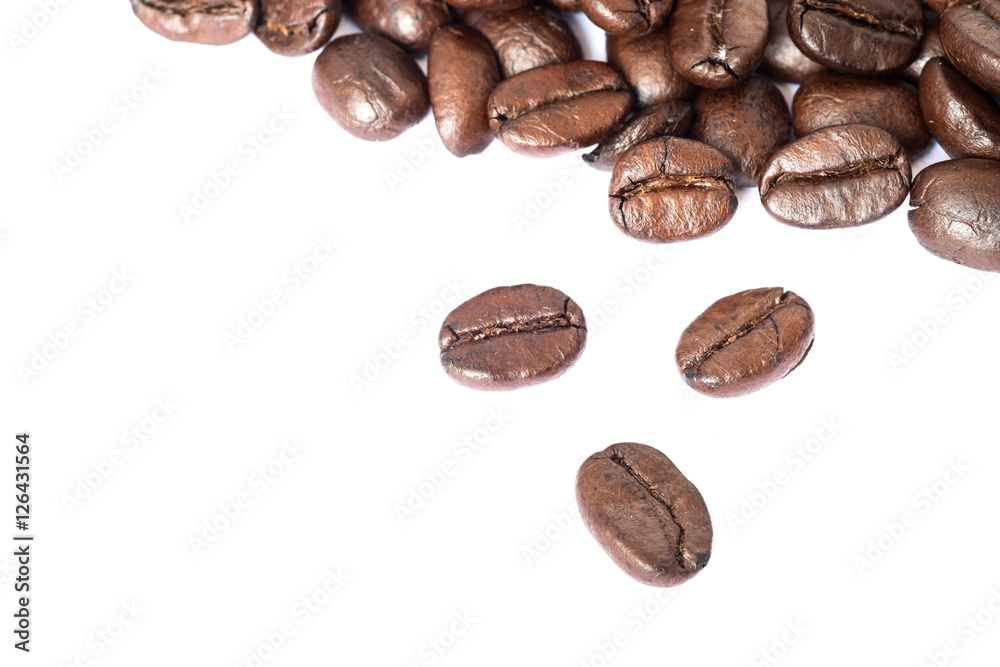 Naklejka premium closed-up coffee beans on white background