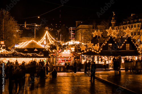 Blick auf den Stuttgarter Weihnachtsmarkt von leicht erhöhter Position am Schlossplatz