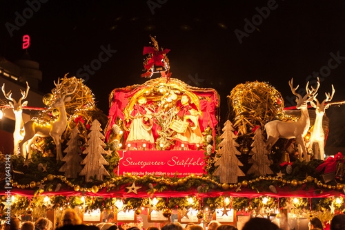 Weihnachtliche Dekoration auf einer Hütte des Stuttgarter Weihnachtsmarkts photo