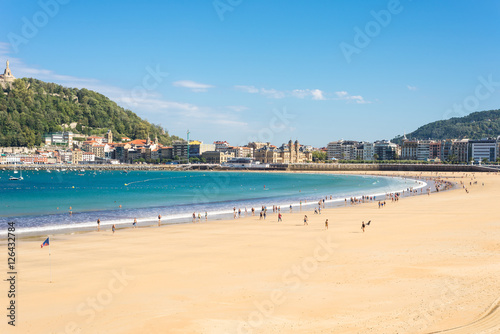 Donostia San Sebastian. The Beach of La Concha, a sand beach with shallow waters and tide. It is one of the most famous urban beaches in Europe © ksl