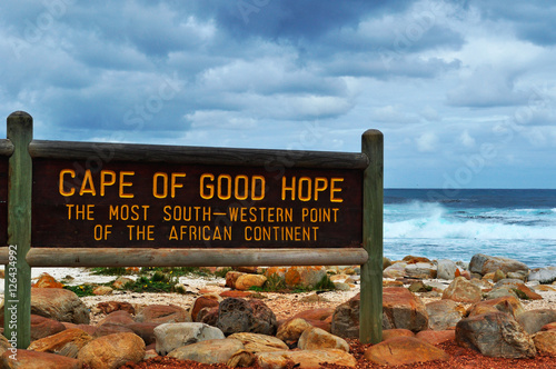 Sud Africa, 20/09/2009: l'insegna di legno del Capo di Buona Speranza, il promontorio della Penisola del Capo raggiunto nel 1488 dall'esploratore portoghese Bartolomeo Diaz