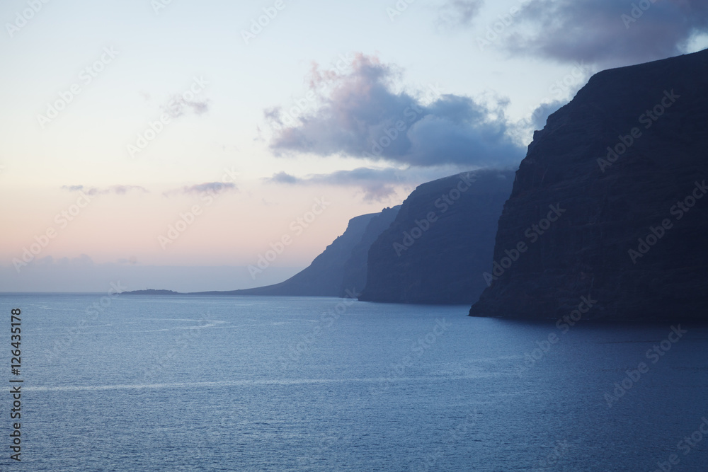 Naklejka premium Los Gigantes in der Abenddämmerung