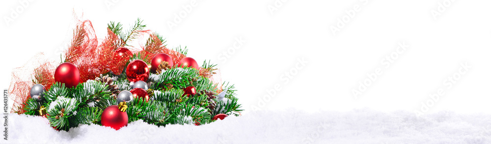 Tannenzweige mit Weihnachtsdekoration auf Schnee Tannenzweige mit Weihnachtsdekoration auf Schnee