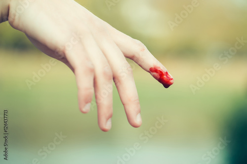 Obraz na plátně bloody human finger