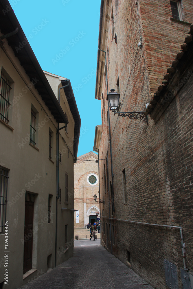 Ruelle du centre historique de Pesaro, Italie