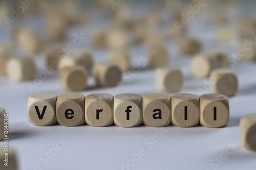 Verfall - Holzwürfel mit Buchstaben