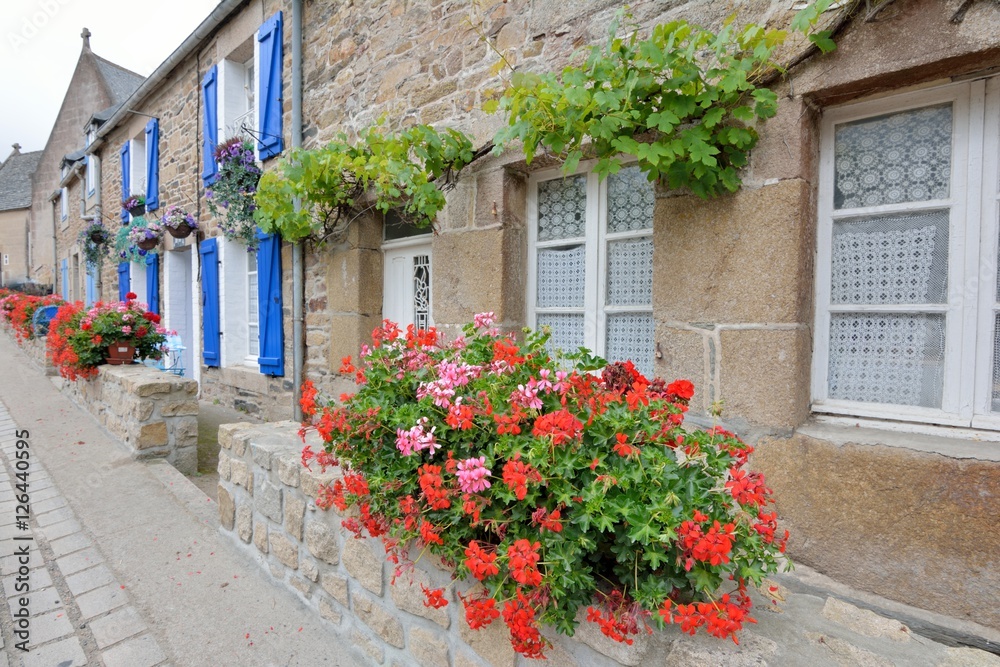 Jolie ruelle de Bretagne avec des maisons typiques aux volets bleus
