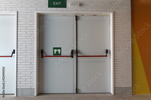 Closed emergency door, for quick evacuation