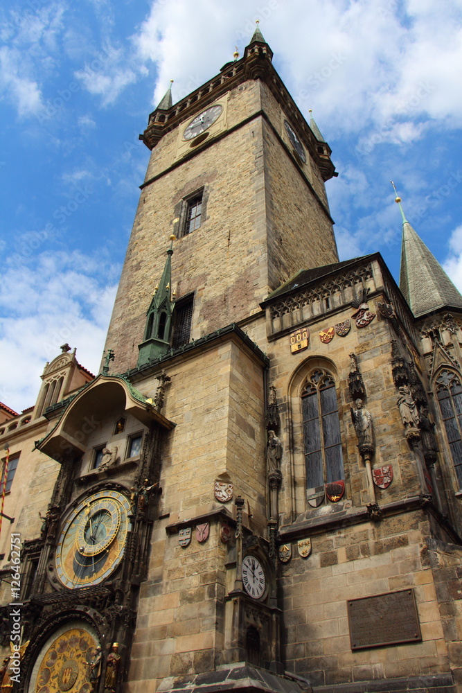 Tour et horloge astronomique de l'ancien hôtel de ville à Prague