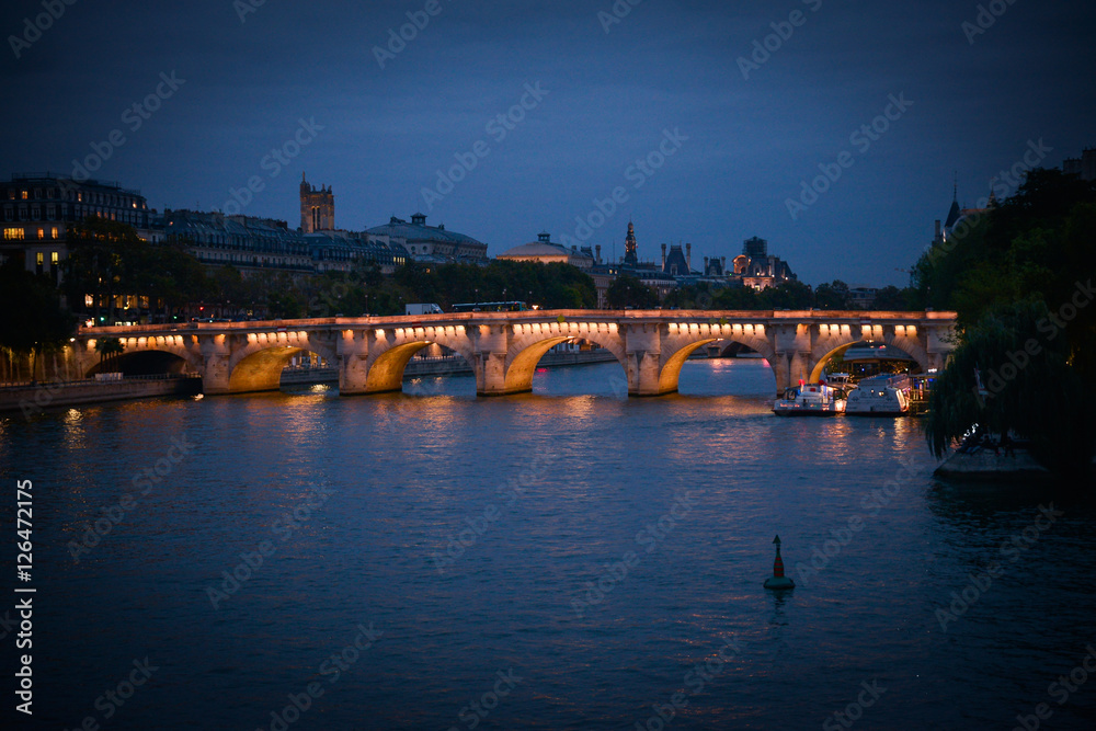 Fototapeta premium City lights in Paris