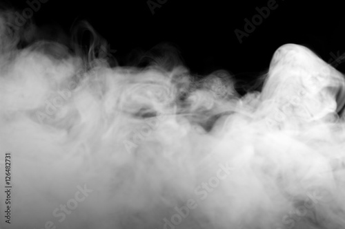 Abstrakcjonistyczna mgła lub dym ruszamy się na czarnym koloru tle