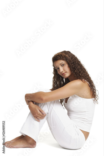 Obraz na płótnie Woman sitting on floor, arms around knees w salonie