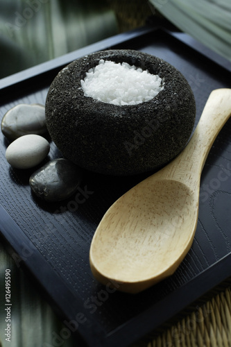 Obraz na płótnie Square wooden platter with salt scrub for spa w salonie