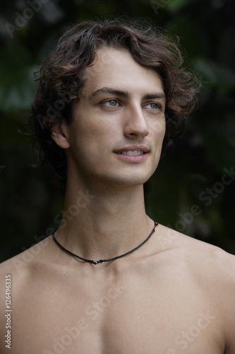 Obraz na płótnie Young man wearing no shirt w salonie