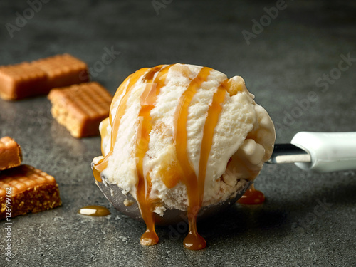 Obraz na plátně ice cream with caramel sauce