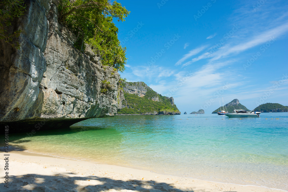 Fototapeta premium LIMESTONE ISLAND AND CLEAR SEA WATER BEACH , BLUE SKY CLOUD BACKGROUND