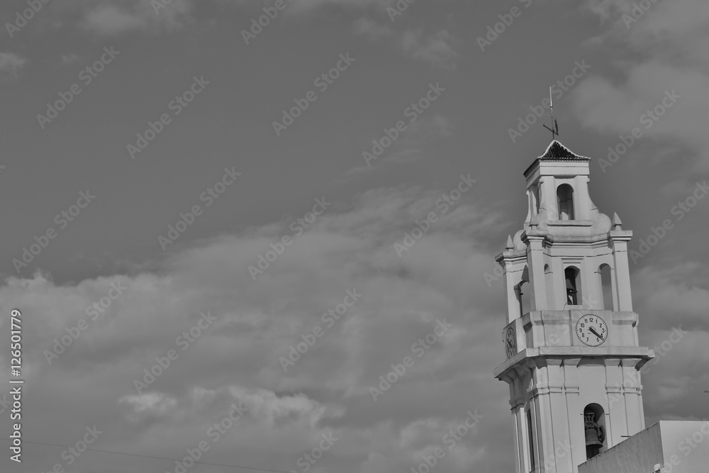Campanario de una iglesia en blanco y negro