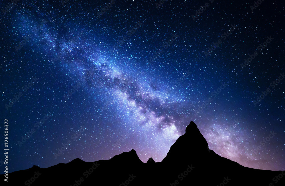 Phong cảnh đêm với Dải ngân hà ở núi là một trải nghiệm tuyệt vời cho bất kỳ ai yêu thích thiên nhiên và vũ trụ. Hãy sẵn sàng cho một cuộc phiêu lưu không giới hạn và đầy kích thích.