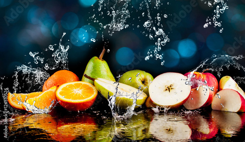 Fototapeta Owoce w kroplach wody