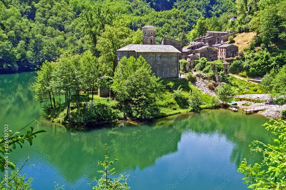 Fototapeta premium small lake in garfagnana tuscany