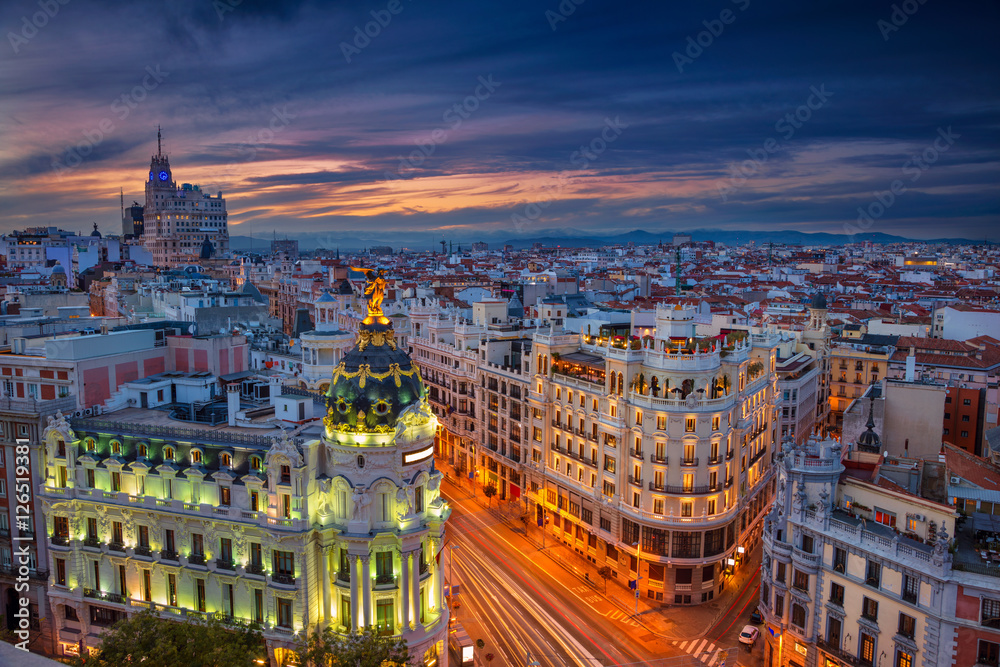 Naklejka premium Madryt. Pejzaż miejski Madryt, Hiszpania podczas zachodu słońca.