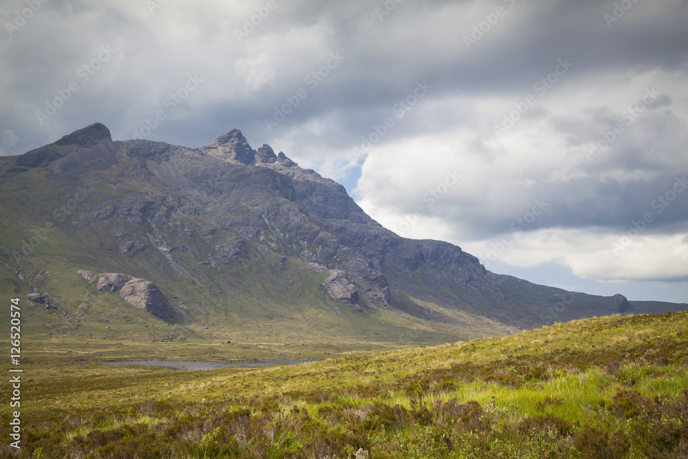 Fototapeta premium Blick auf die Cullin Berge, Isle of Skye, Schottland