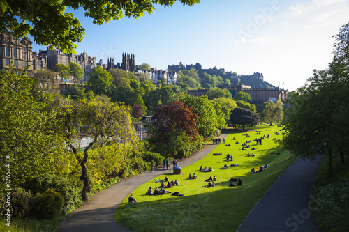 Historische Gebäude und ein grüner Park in Edinburgh, Schottland