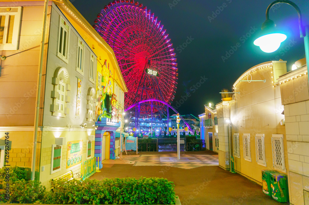 Obraz premium 横浜の夜の遊園地の遊具のイルミネーション