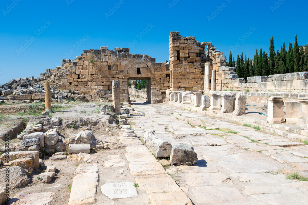 Fototapeta premium Ancient ruins in Hierapolis, Pamukkale, Turkey.