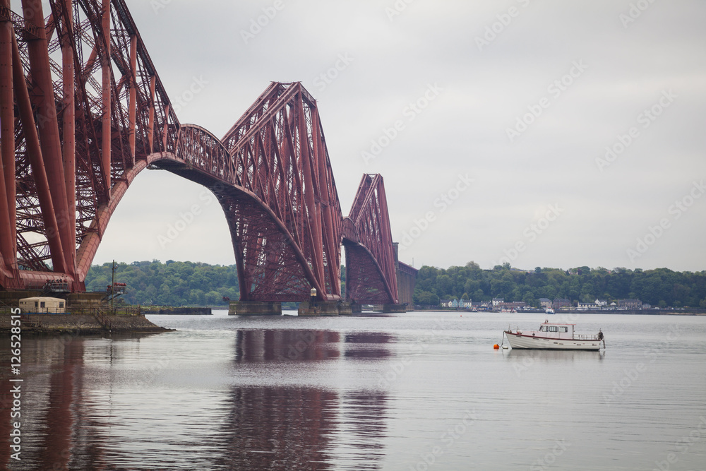 Obraz premium Forth Rail Bridge und Firth of Forth in der Nähe von Edinburgh, Schottland
