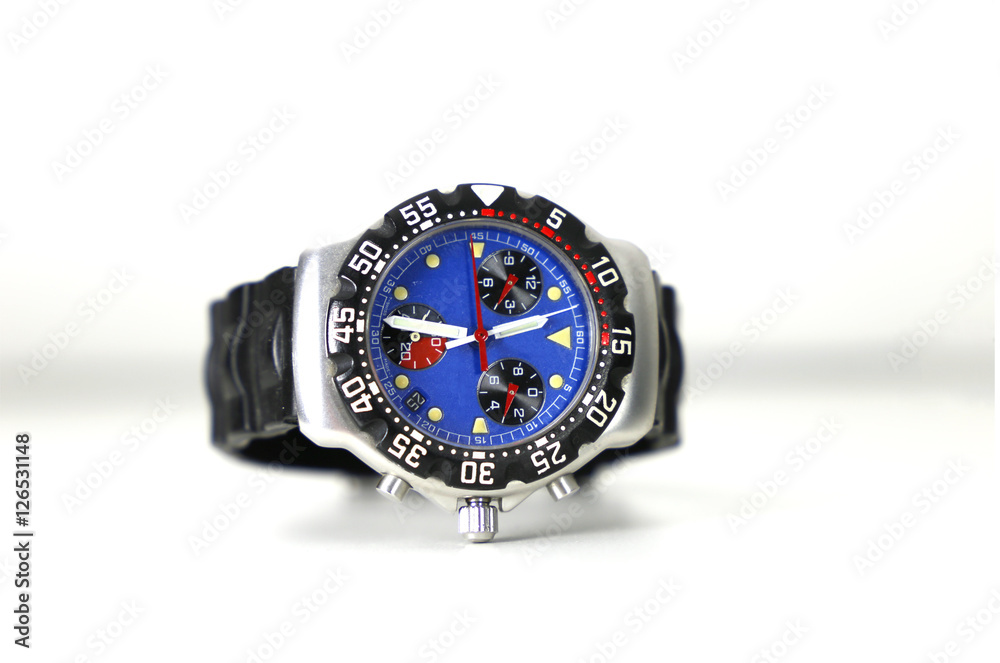 Blaue Armbanduhr vor hellem Hintergrund Blaue Armbanduhr vor hellem Hintergrund