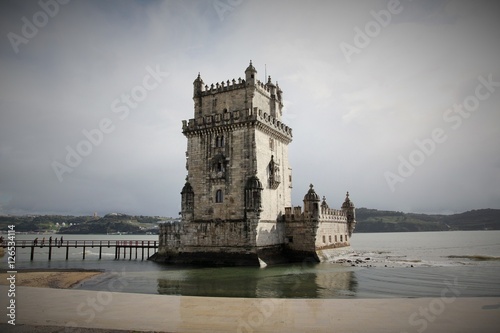 Lisbonne, la tour de Belém sur le Tage photo