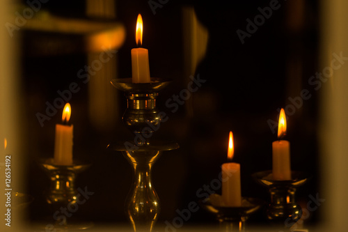 Kerzenlicht in der Dunkelheit