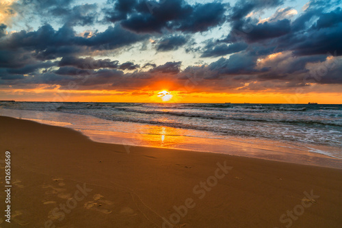 Fototapeta Naklejka Na Ścianę i Meble -  sea waves on the sunset background
