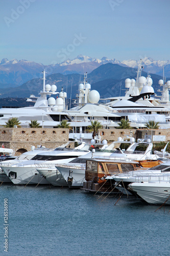 port d'antibes, côte d'Azur, fond montagnes enneigées photo