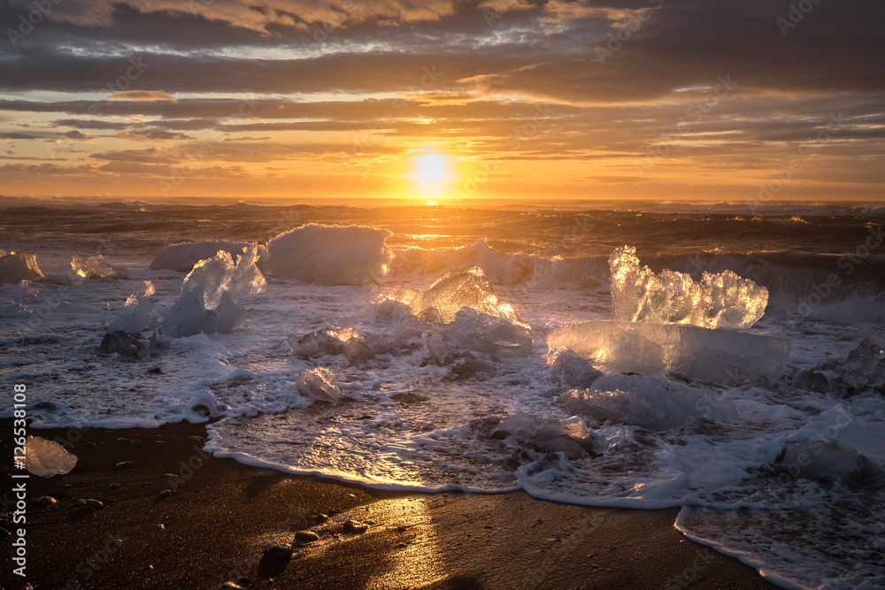 Fototapeta premium Ices on the beach at jokulsarlon - southeast Iceland