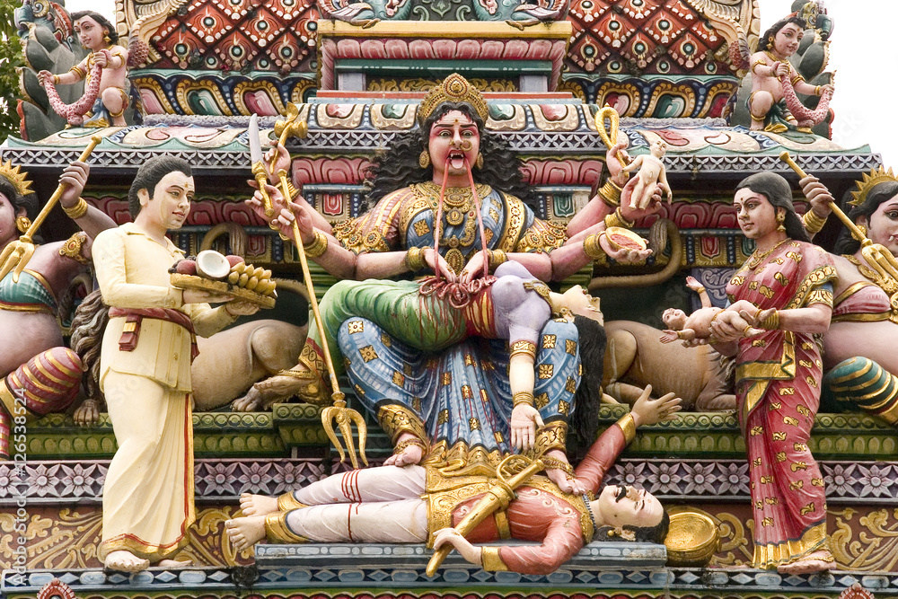 Figurenszene aus dem hinduistischen Sri Veeramakaliamman Tempel in Singapurs Little India - obrazy, fototapety, plakaty 
