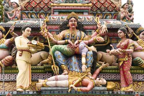 Obraz na plátne Figurenszene aus dem hinduistischen Sri Veeramakaliamman Tempel in Singapurs Lit
