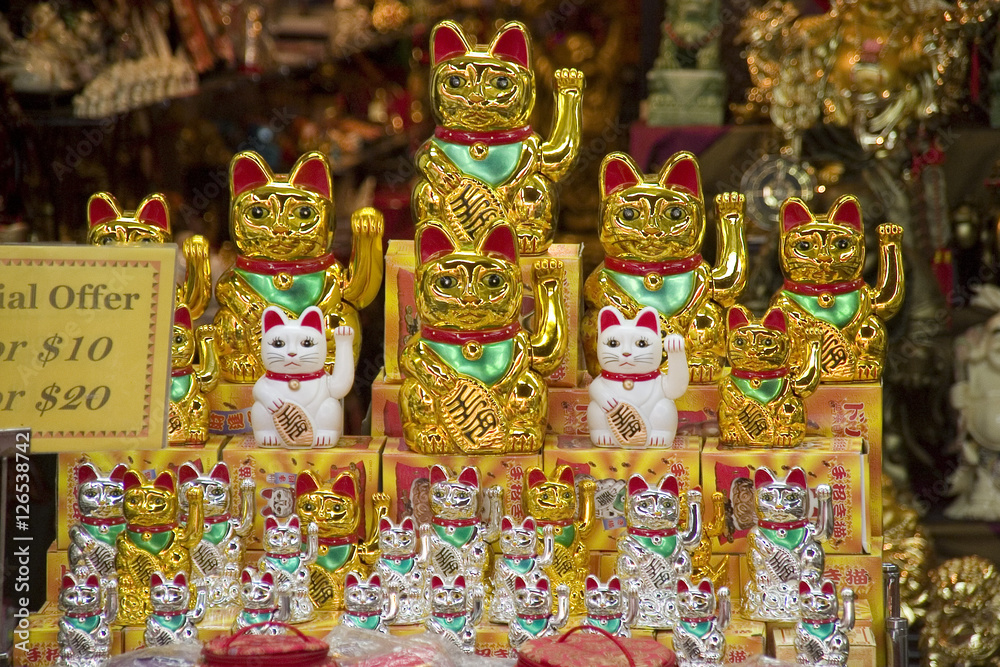 Plastikkatzen als Verkaufsschlager in Singapurs Chinatown